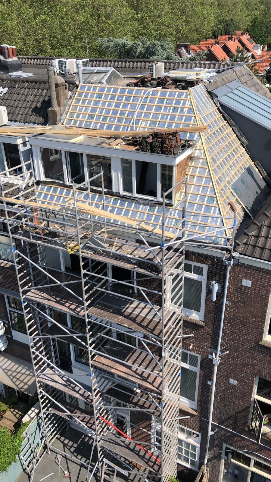 Dakrenovatie met nieuw isolatiepakket en tengels op een woning met steiger