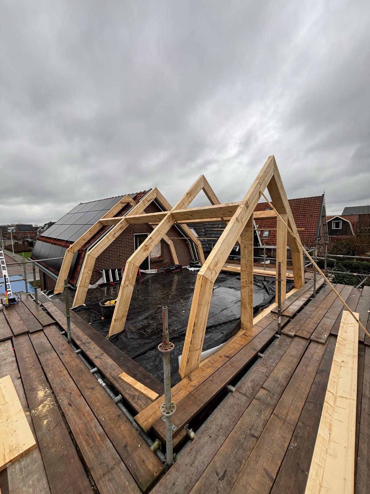 Houten spantconstructie voor een dakopbouw op een woning
