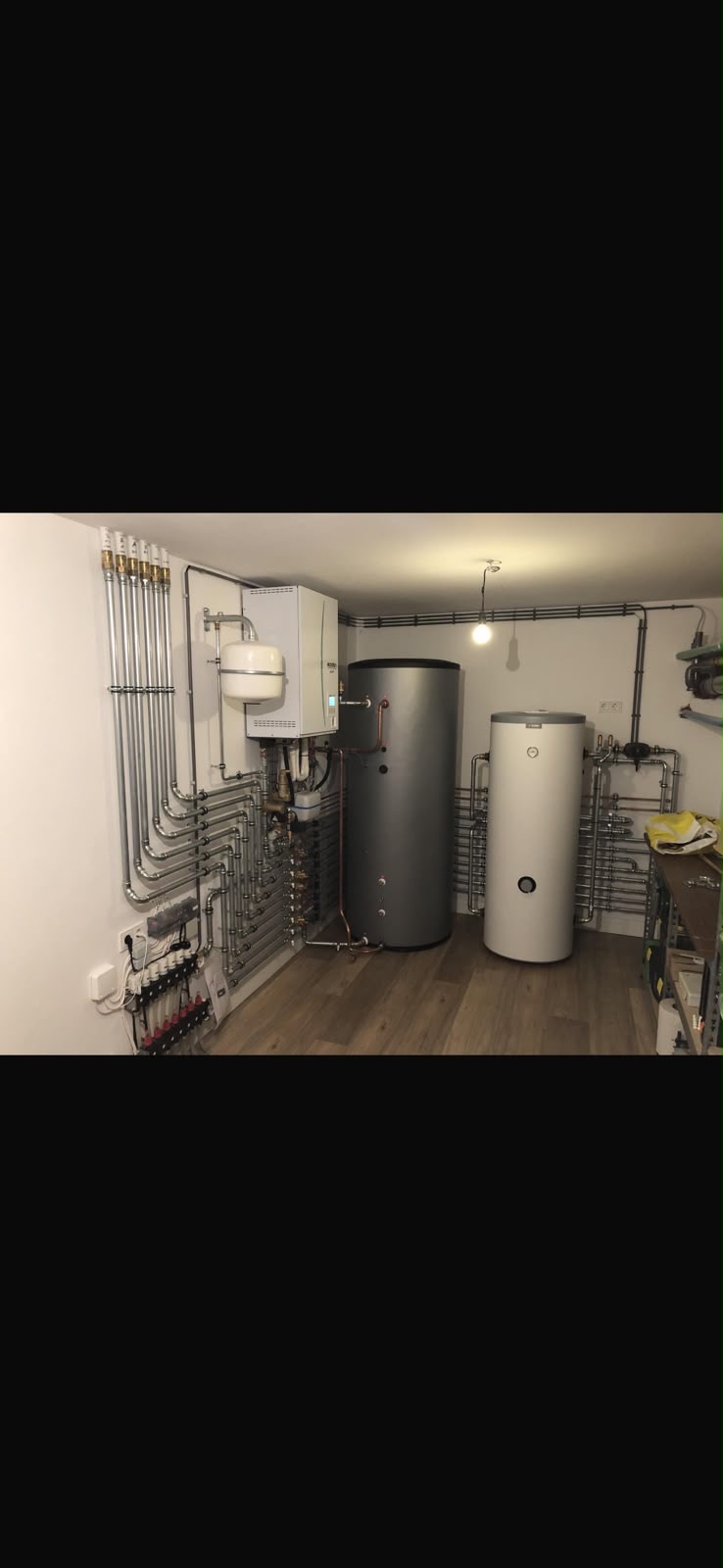 Technische ruimte met cv-ketel, boiler, buffervat en strak leidingwerk